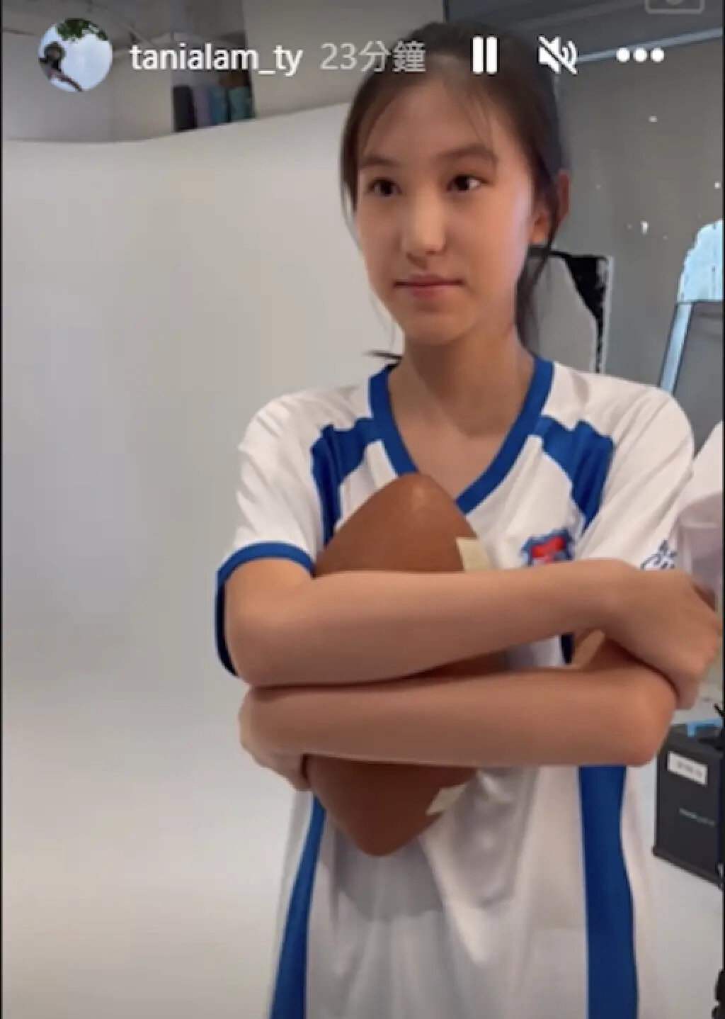 港星郭可盈学霸女儿晒近况!13岁爱唱跳有心入行,继承父母高颜值