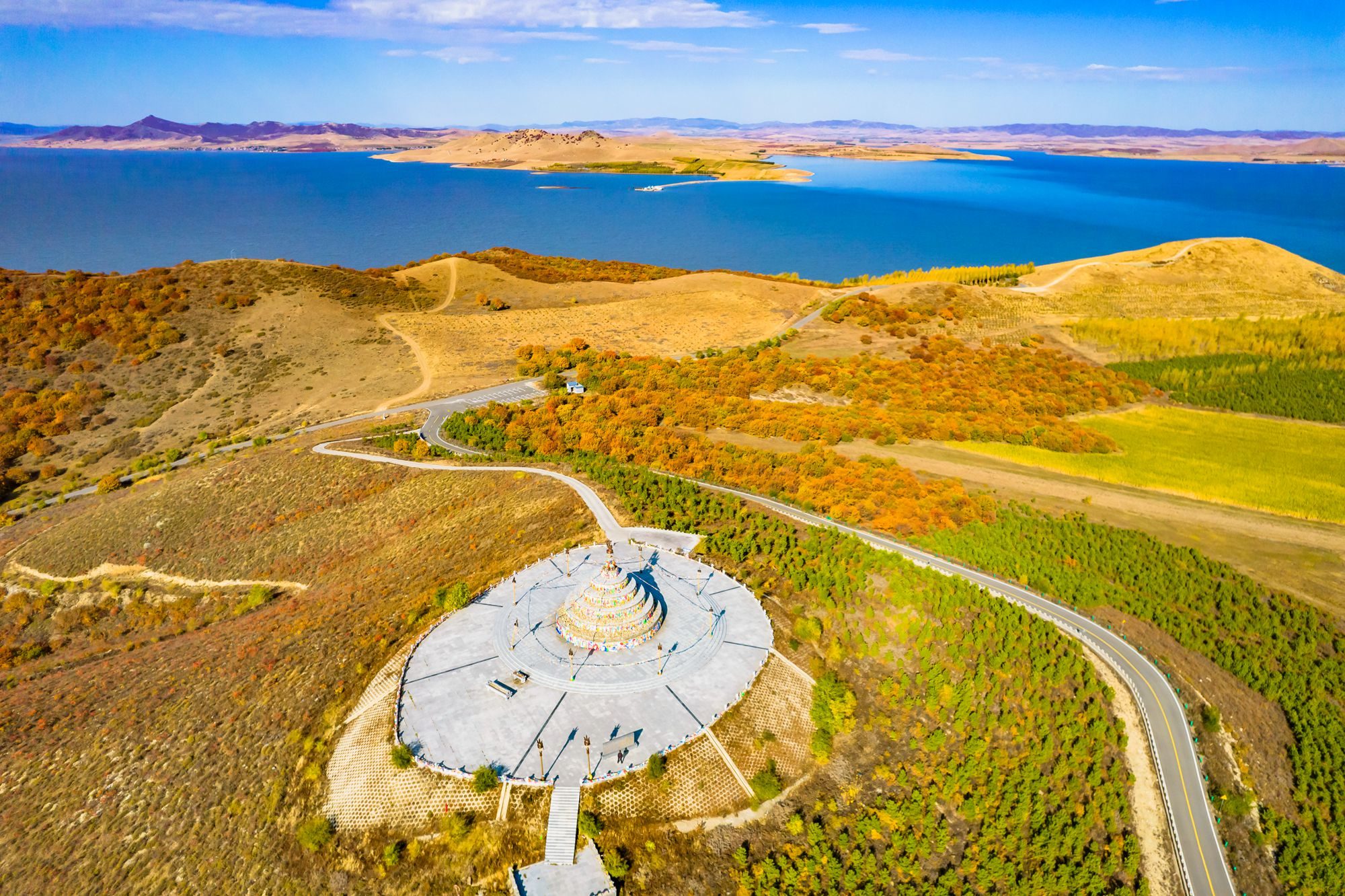 乌兰浩特察尔森水库风景区,被誉为"草原明珠",航拍风景美如画
