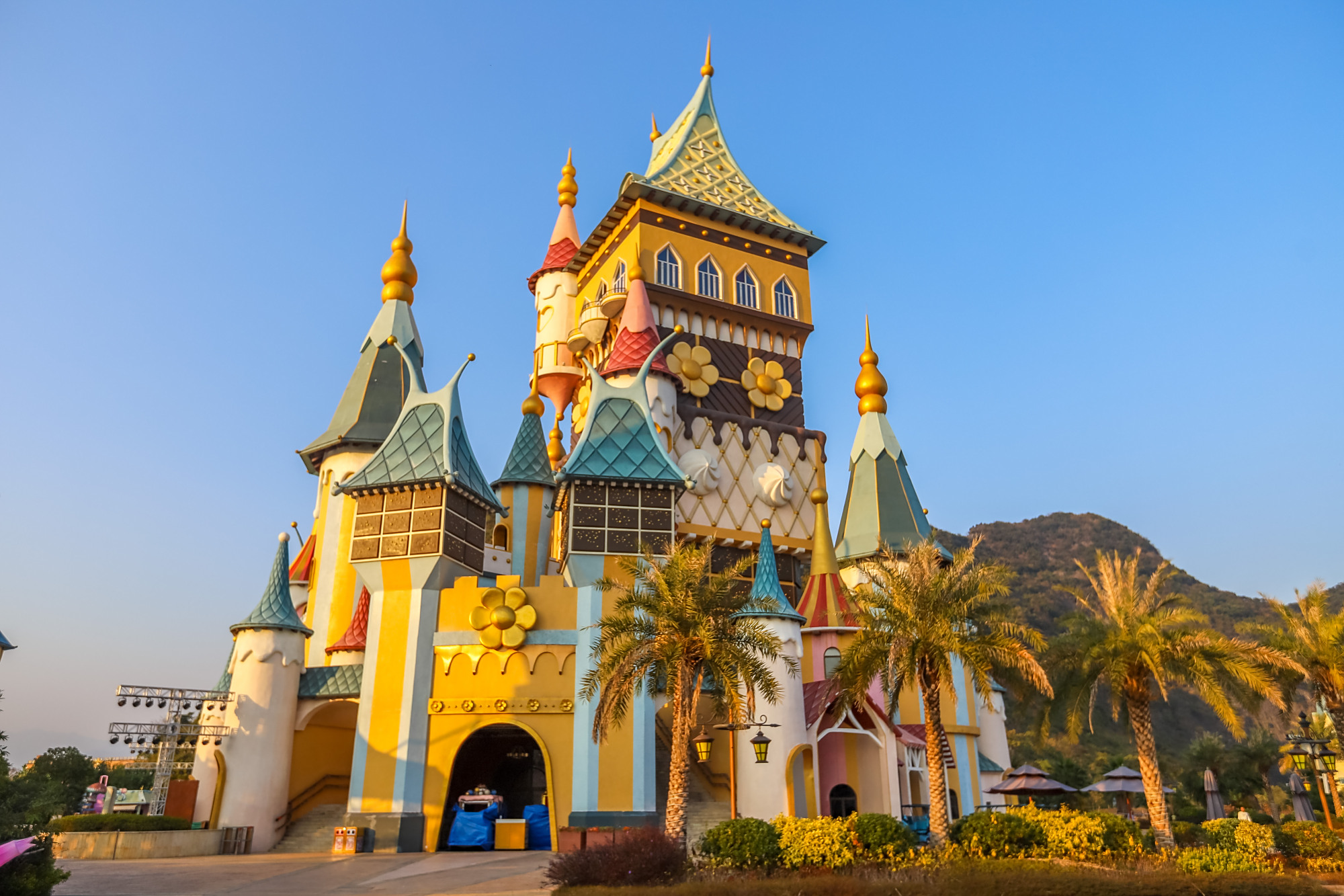 清远山区发现一座城堡,外墙颜色五彩斑斓,像安徒生童话一样