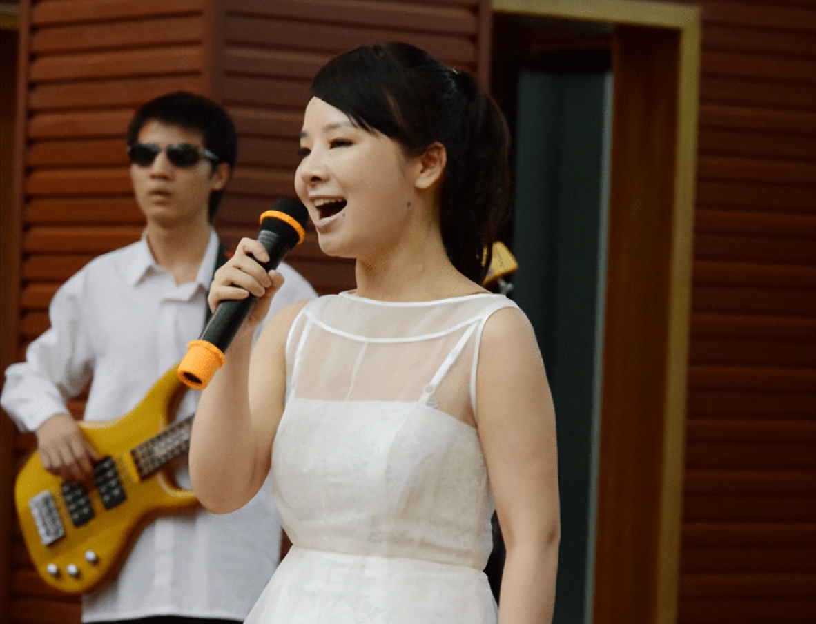 盲人歌手刘赛:爆红后倒贴2套房下嫁河南农村,婚后被丈夫宠成宝