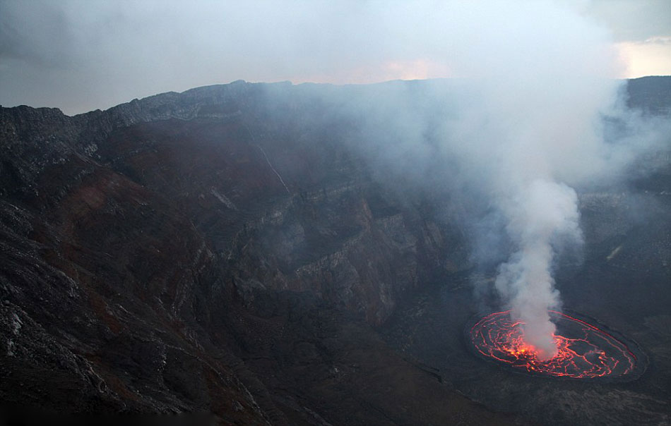 俄罗斯勘察加边疆区希韦卢奇火山喷发的火山灰柱高达海拔45千米