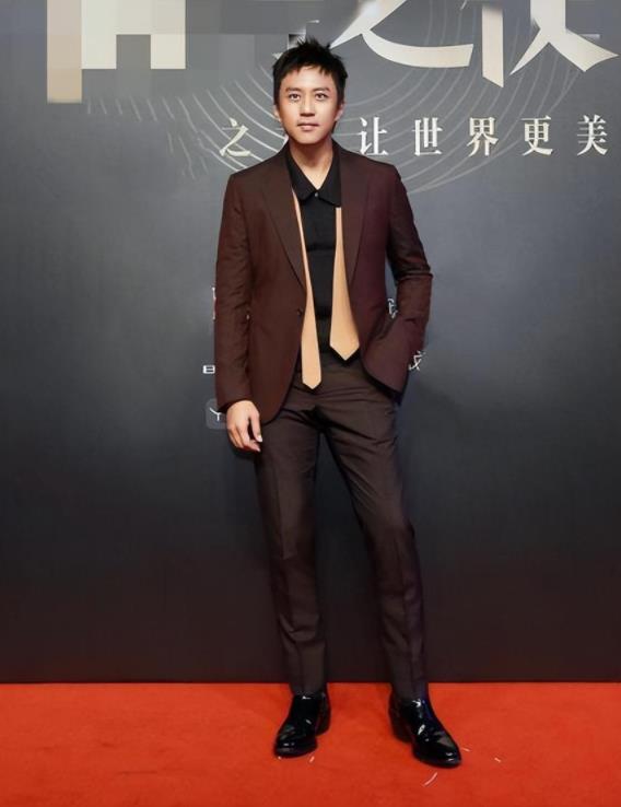邓超孙俪甜蜜全家福,儿子帅气女儿可爱,网友:温馨满满