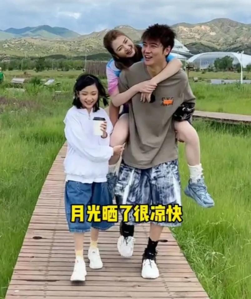 洪欣张丹峰一家3口外出游玩!甜蜜拥抱,女儿张晞彤看起来超甜