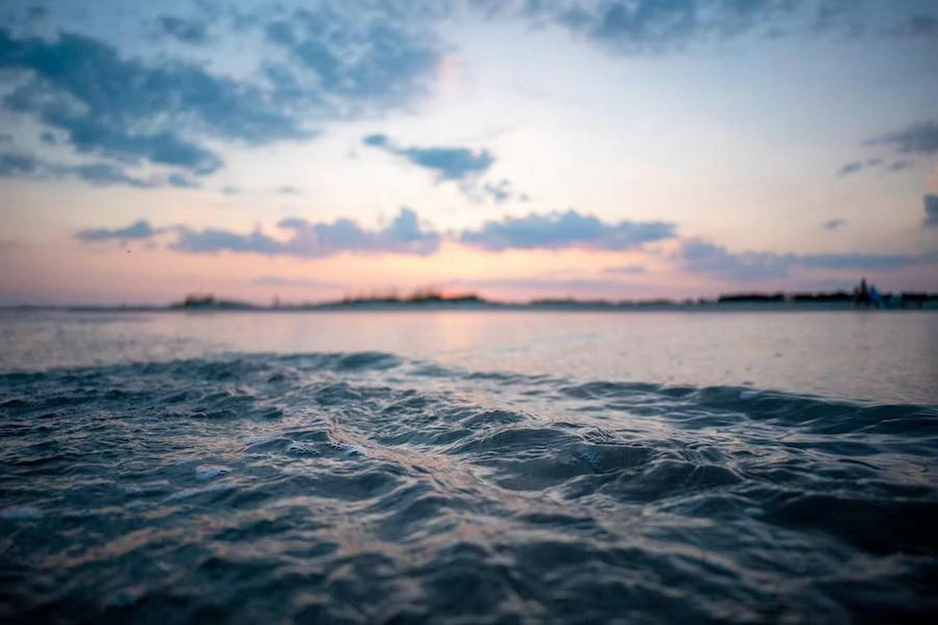 能力一般,野心很大; 手段一般,欲望很强.