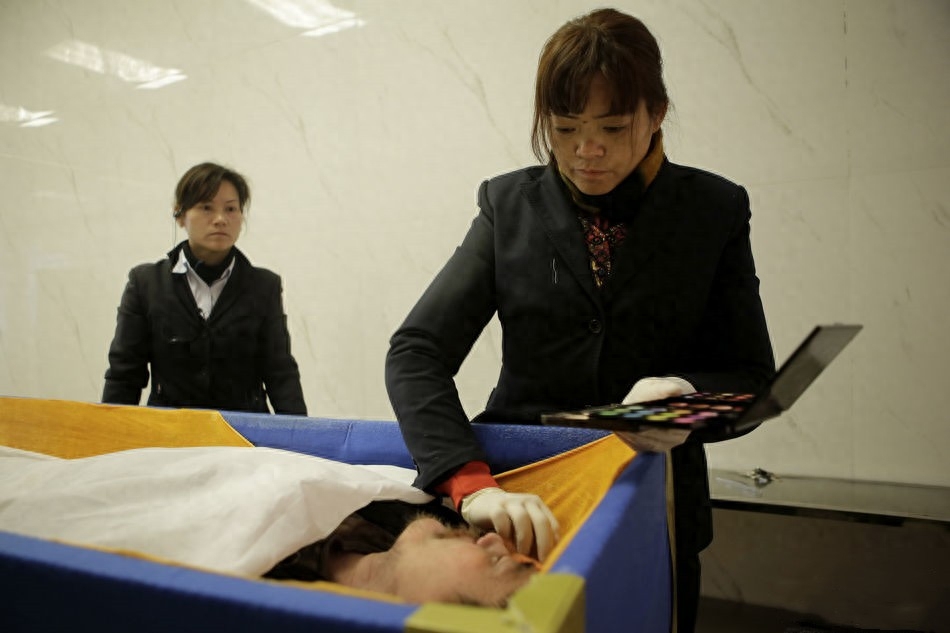 回顾:东北女孩做入殓师10年,送2000位逝者体面离开,从不参加婚宴