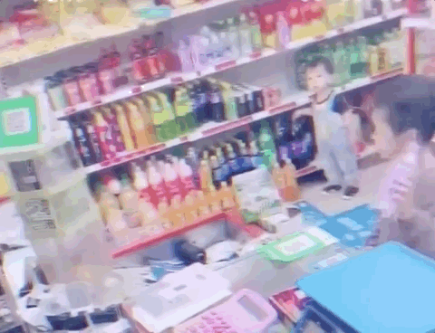 推荐|5岁萌娃带1岁弟弟逛超市，这个举动亮了 网友：体现教养的一瞬间