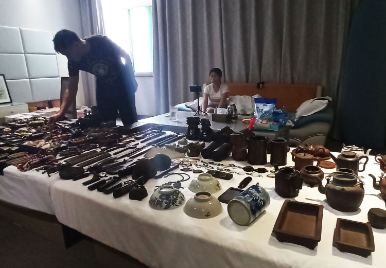 古玩房交会交投活跃会场变身传统文化课堂