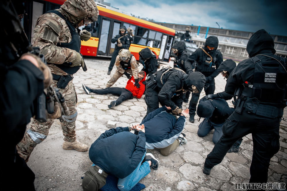 直击:波兰宪兵特别行动部队解救人质演习 霰弹枪破窗 冲上公交车