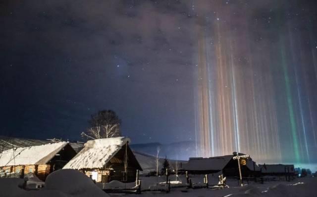 福建平潭夜空现"暖夜灯柱",高空中闪耀如"天空之城",咋回事