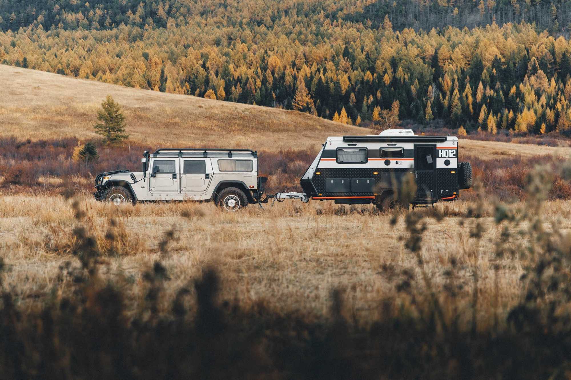 带升顶的越野拖挂房车内饰温馨,black series hq12越野拖挂房车