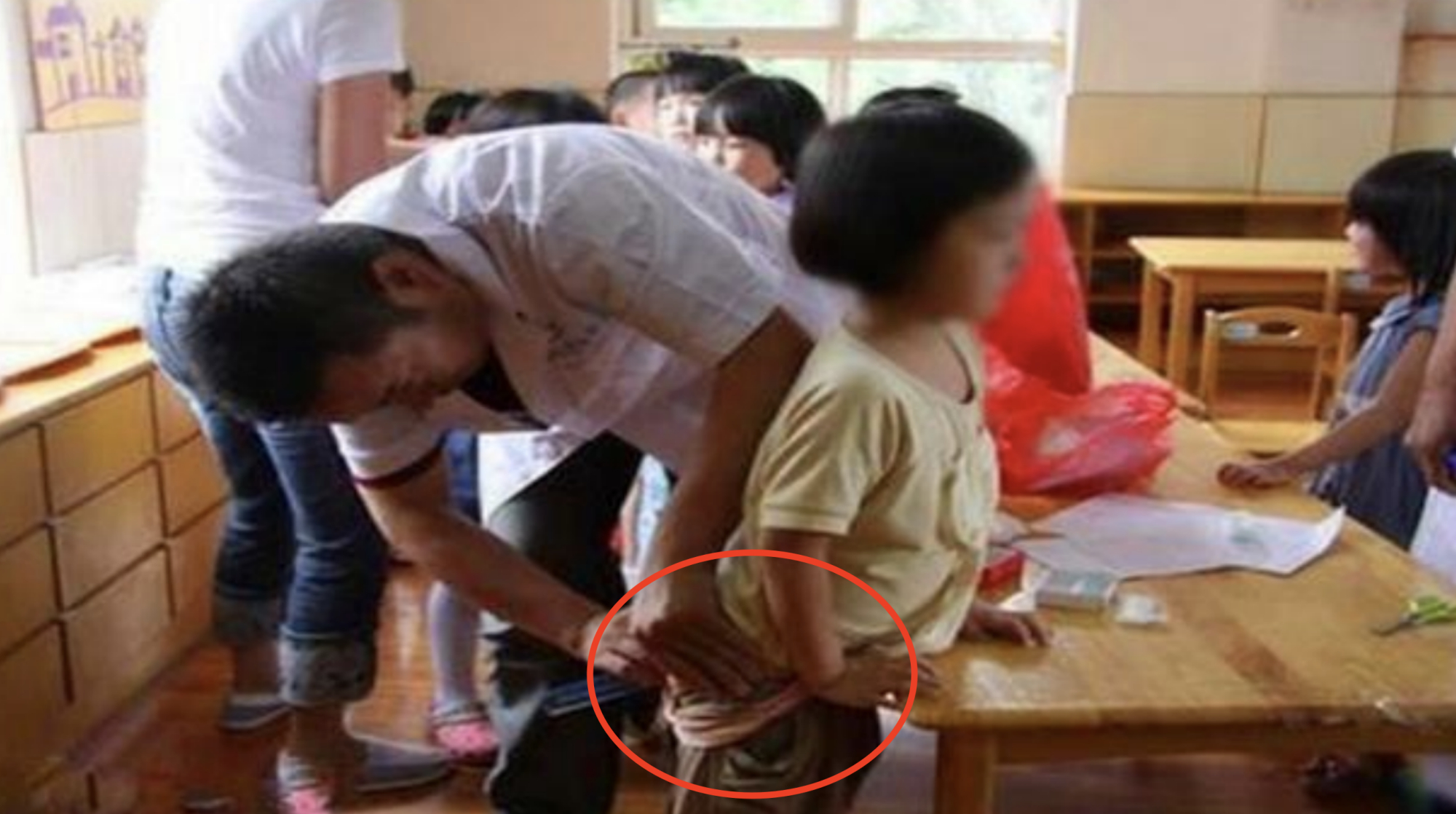 4岁女儿放学回家,紧扯裤子说"不能尿尿,脱下裤子妈妈气哭了