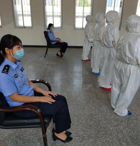 疫情防控不放松 押解值庭两不误