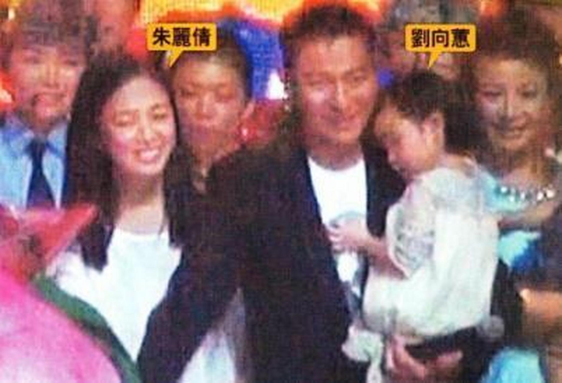 刘德华携妻女出席父亲丧礼,澄清妻子真名并非"朱丽倩",而是"朱丽蒨".