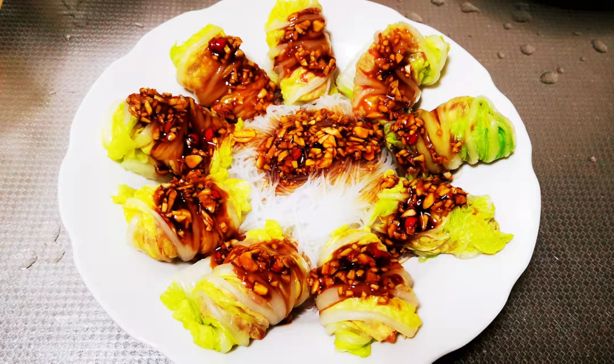 只能用炒菜锅蒸白菜卷)8,白菜卷从锅中取出后,淋上一点蒸鱼豉油,待用
