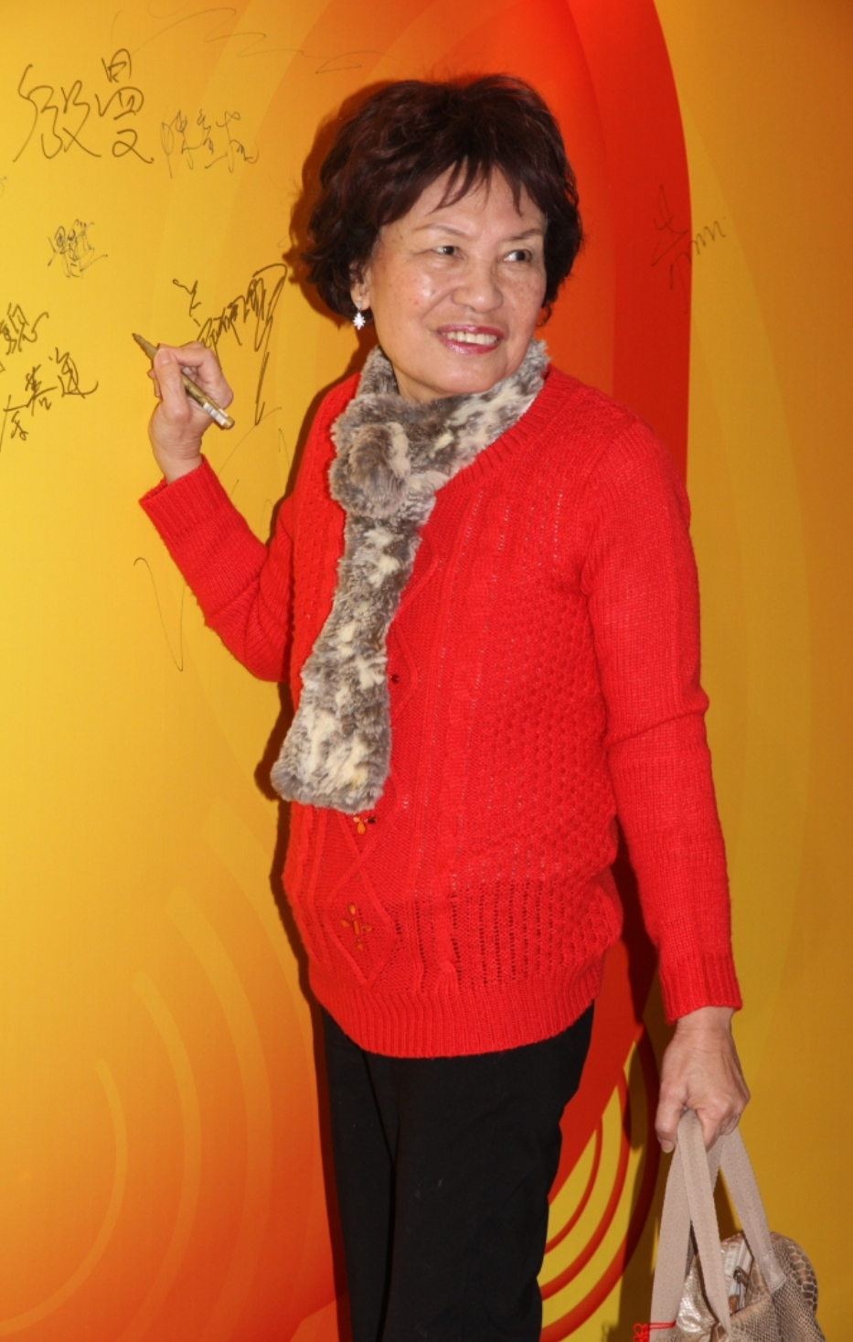 83岁患血癌余慕莲打强心针,进行插喉和洗血,获圈内好友力挺