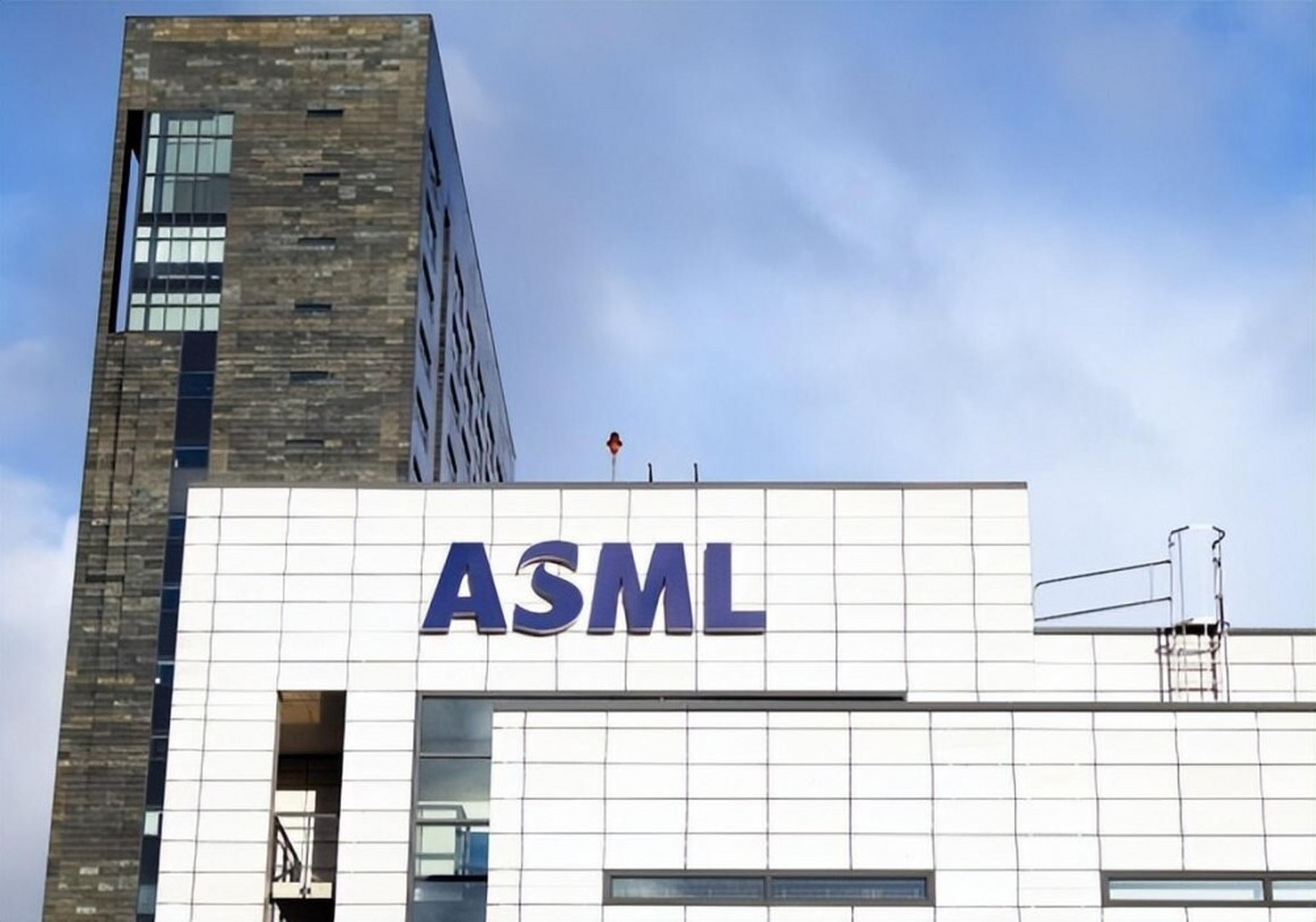 荷方禁令正式生效,阿斯麦称已获特批,仍可对华出口高端光刻机