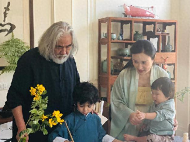 回顾72岁张纪中首次承认混血儿子马丁是妻子杜星霖和老外所生