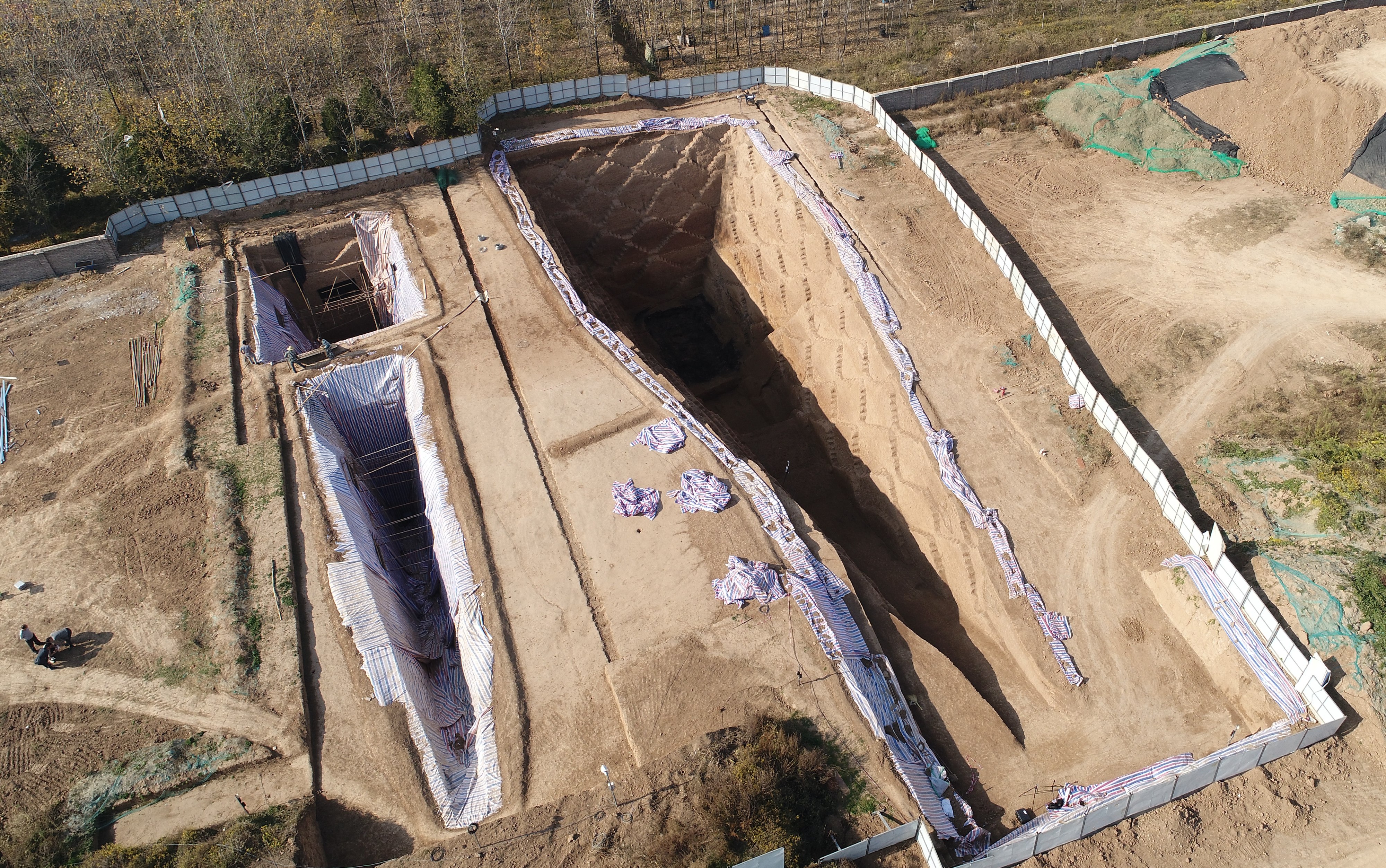 西安东郊西汉早期墓葬群发掘古墓葬27座(1)