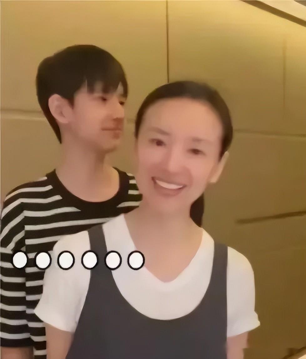 标题董洁被爆恋情后现身儿子直言不够优秀