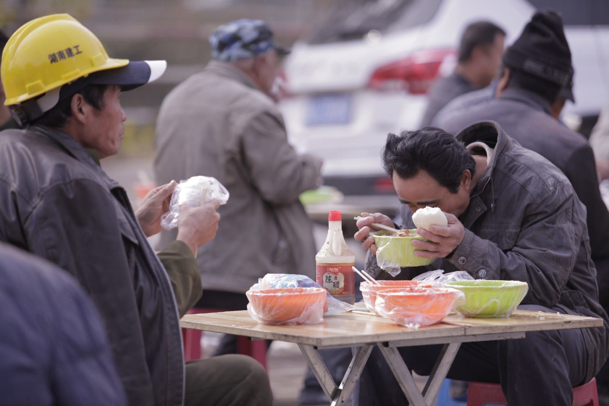 60岁以上或面临"清退",大龄工人咋办?