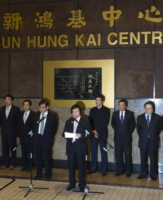 香港富豪郭炳江坐拥千亿,60多岁头发已白了,为争家产致兄弟反目