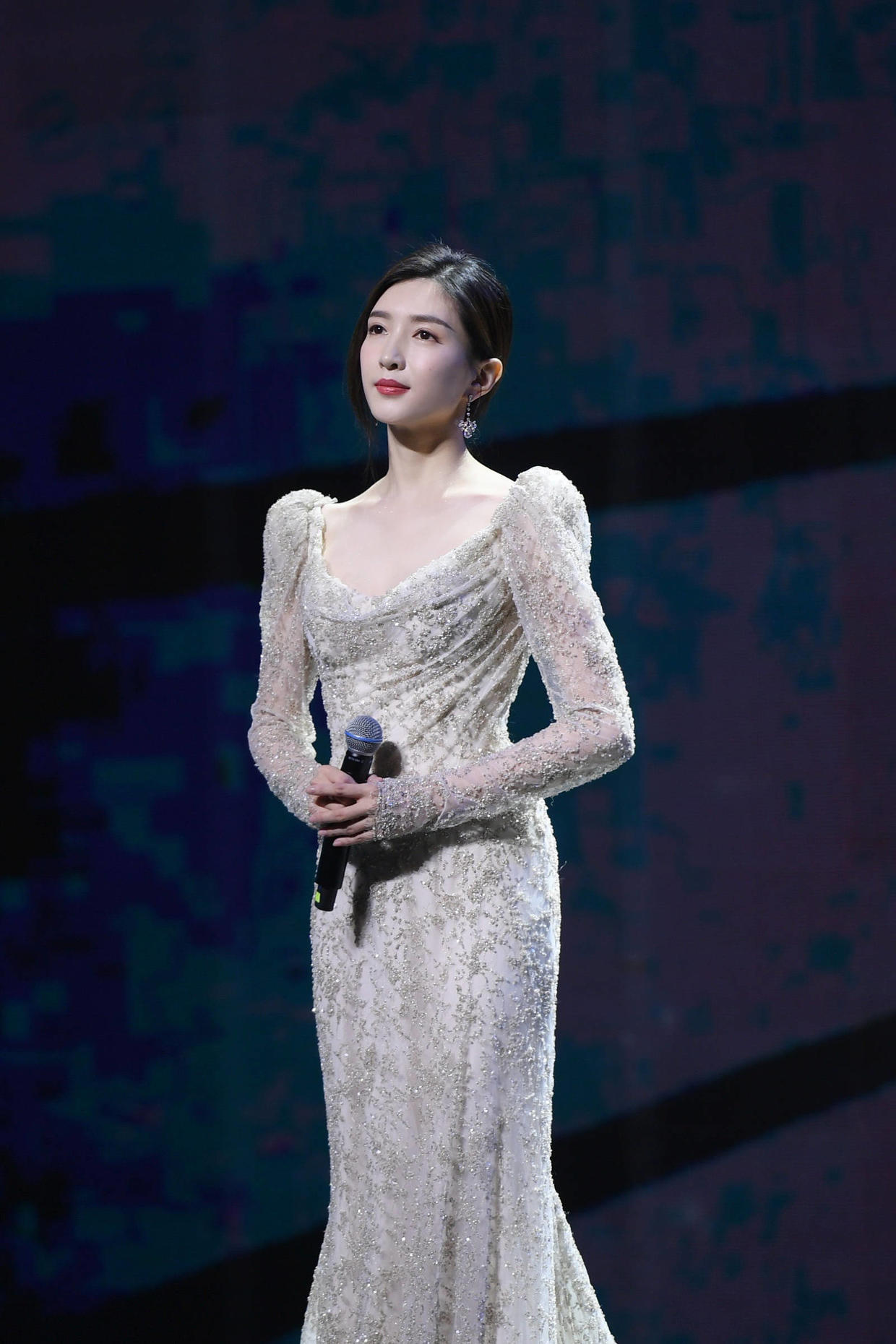 江疏影有大胆穿的资本,一袭不规则鎏金抹胸裙性感时髦,优雅大方