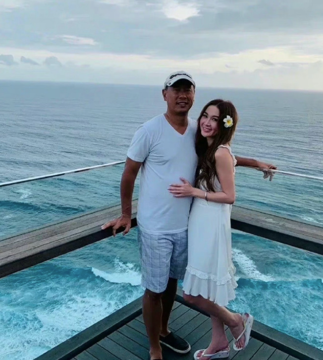 女明星的保养真是绝,温碧霞和老公对比图,成功把丈夫熬成叔叔!