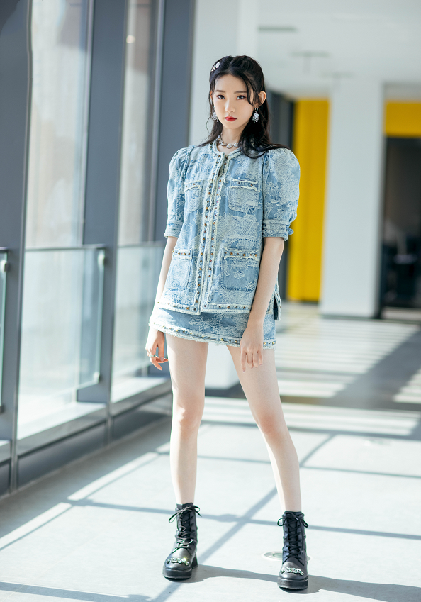 "内娱第一美腿"长啥样?当张艺凡穿三分裙后:全网直男纷纷截图