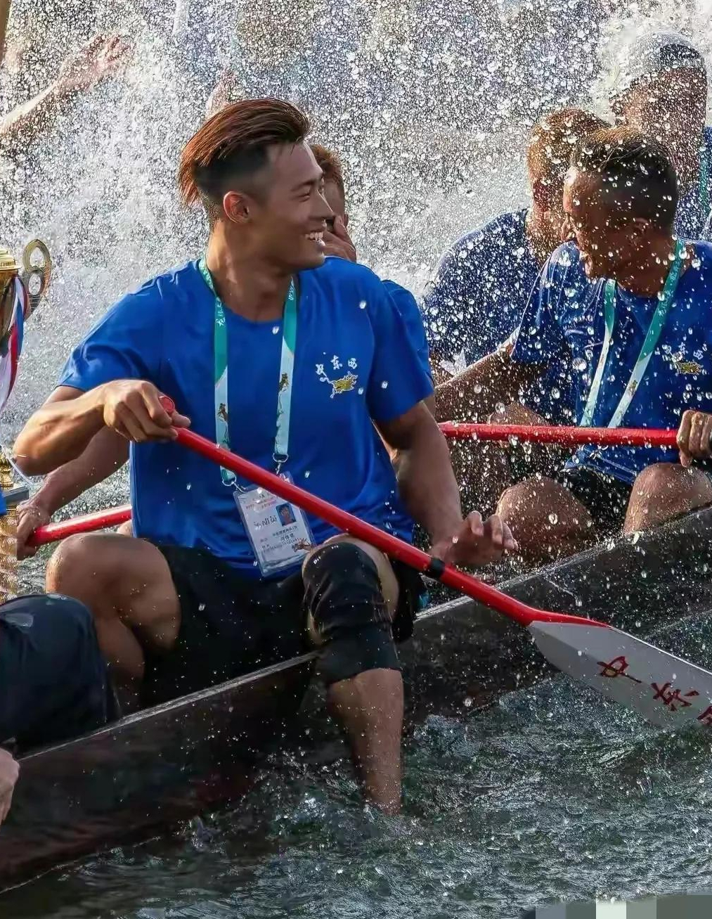 回顾炸毛哥冯伟浚火了被多位女网友求婚夺冠后村里摆1700桌