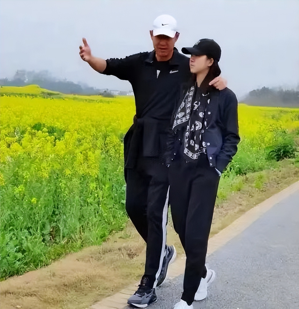 甘萍:曾陷"逼婚门",被逼退出歌坛,嫁二婚前国足老公终获幸福