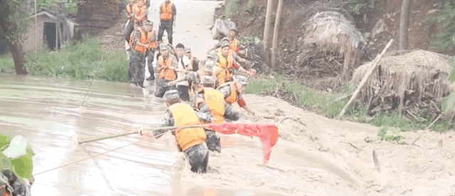 正能量|被洪水卷走负伤的他醒了！病床前这一幕让网友泪奔
