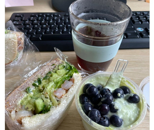 小姑娘办公室吃早餐,被罚100元,愤怒辞职!次月行政经理后悔了