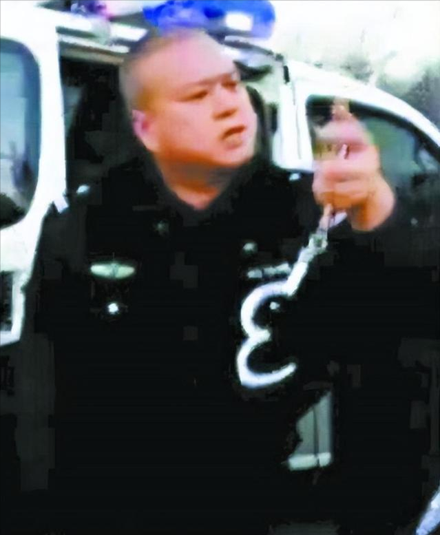 纪实警察踩死讨薪农妇被判5年不服局长赔偿像买菜