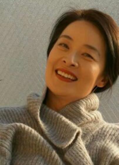 红楼梦89岁"王夫人"曝近况,拄拐惹人担忧,女儿顾艳现成老戏骨