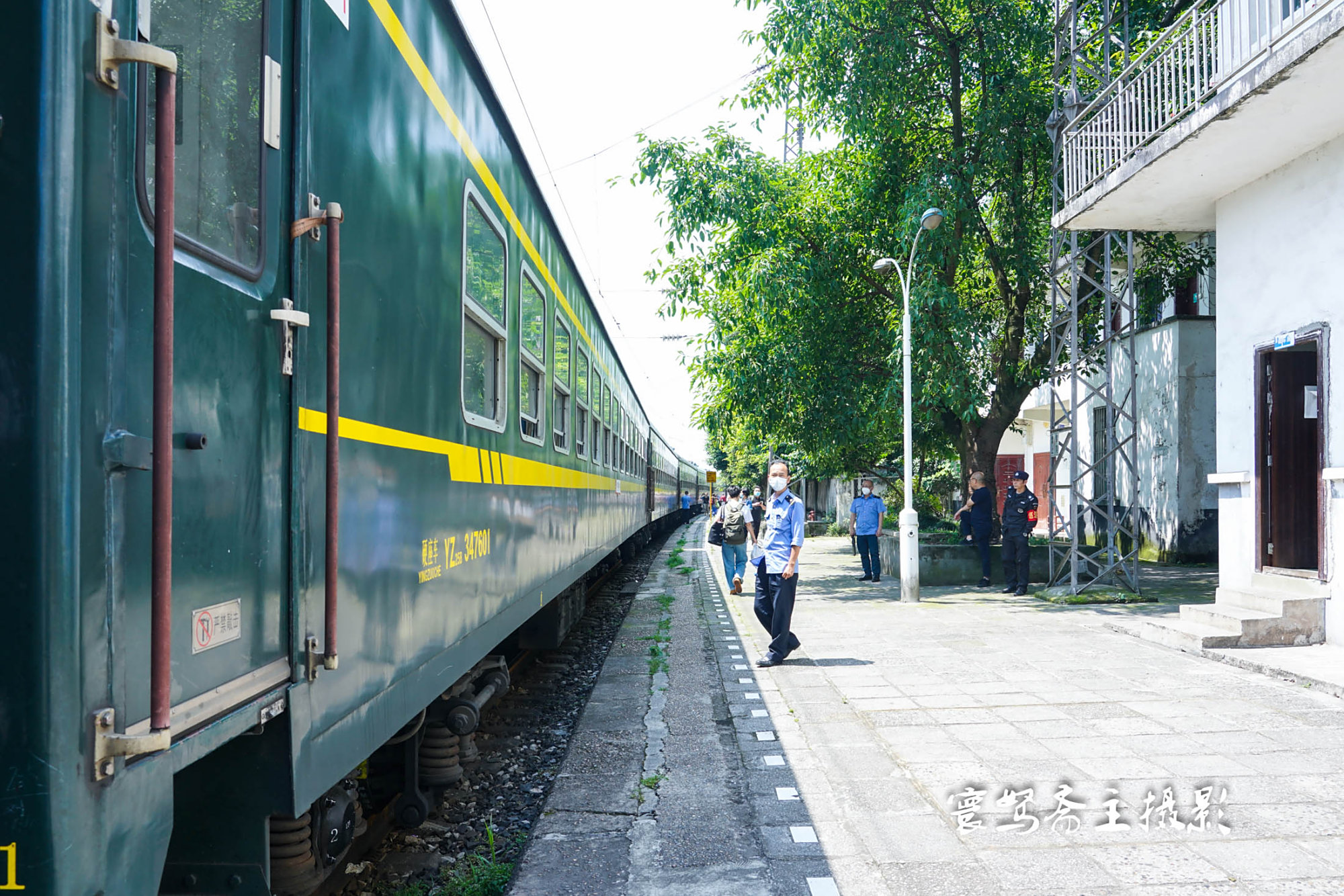 重庆到内江的绿皮火车5612一路风景优美票价便宜车厢里却空荡荡