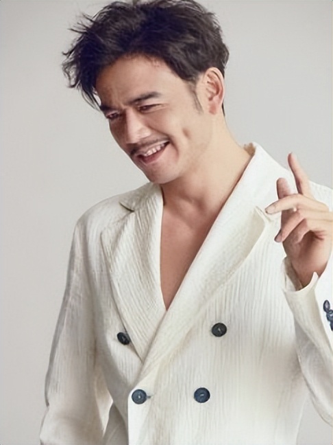 杨烁:从红极一时到被万人嘲讽,成也"小包总",败也"小包总"