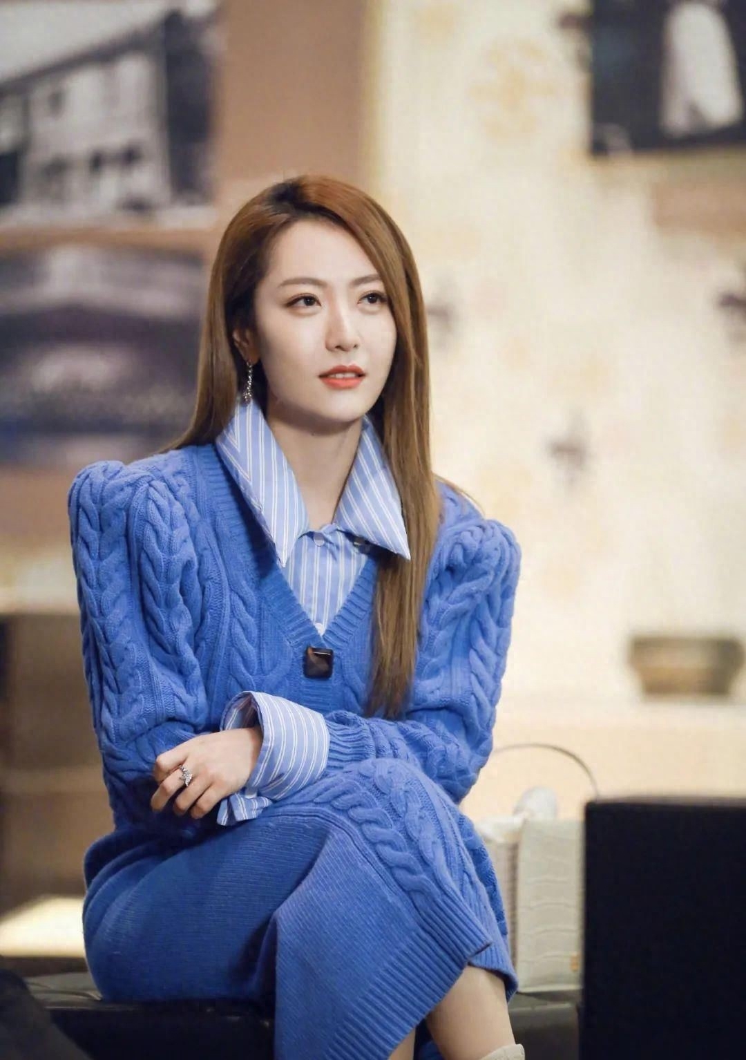 1986年,陕西西安出生的白冰有着优渥的家境,过着别人眼里的幸福生活.