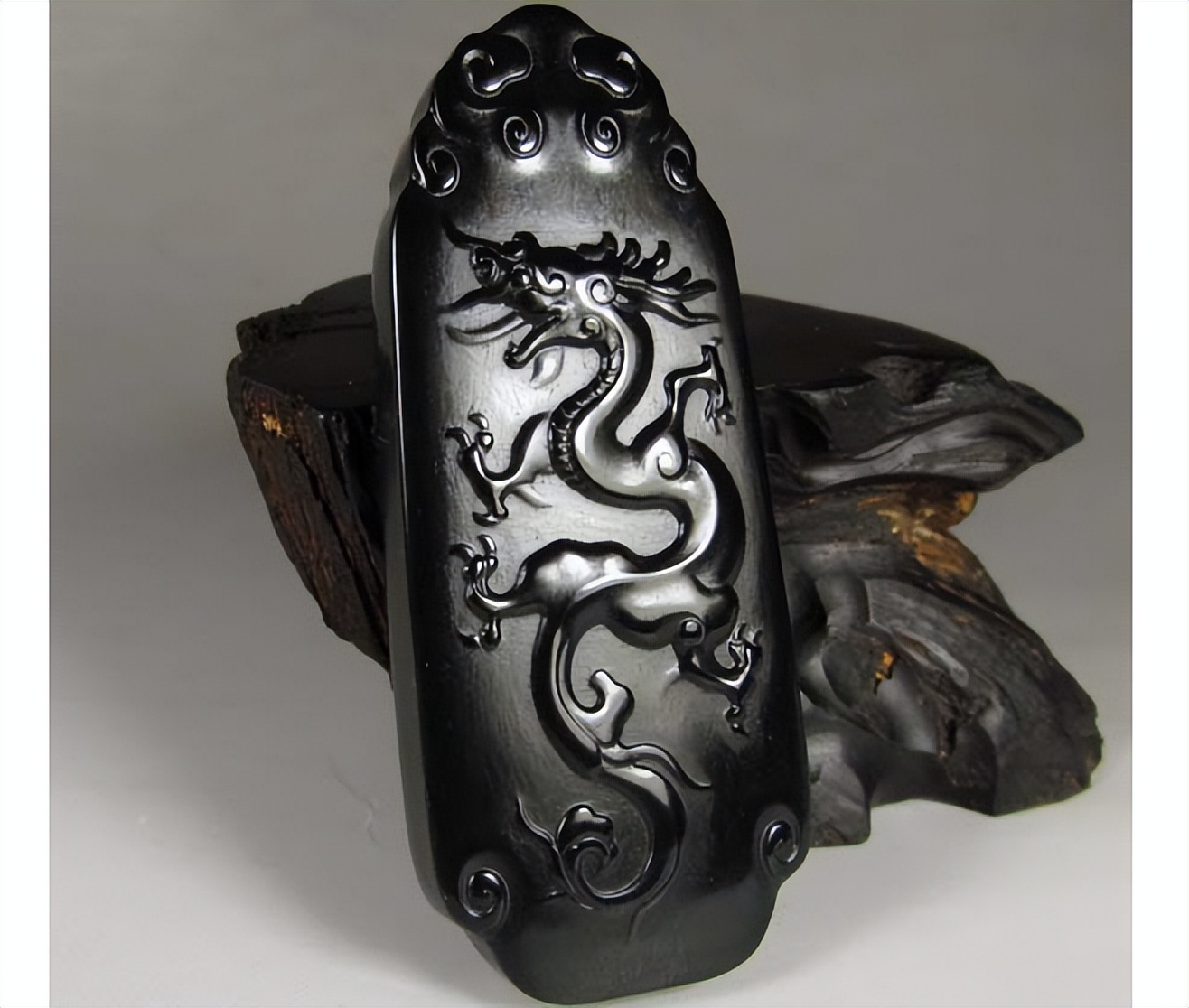 陕八旬老太太,捡到一块墨玉叫《玉兔》,喊价5300万只卖200万