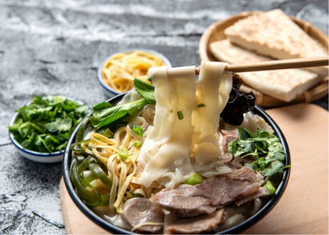 三道高汤熬煮而成的三鲜烩面,风格独特性价比高,得到很多人喜欢