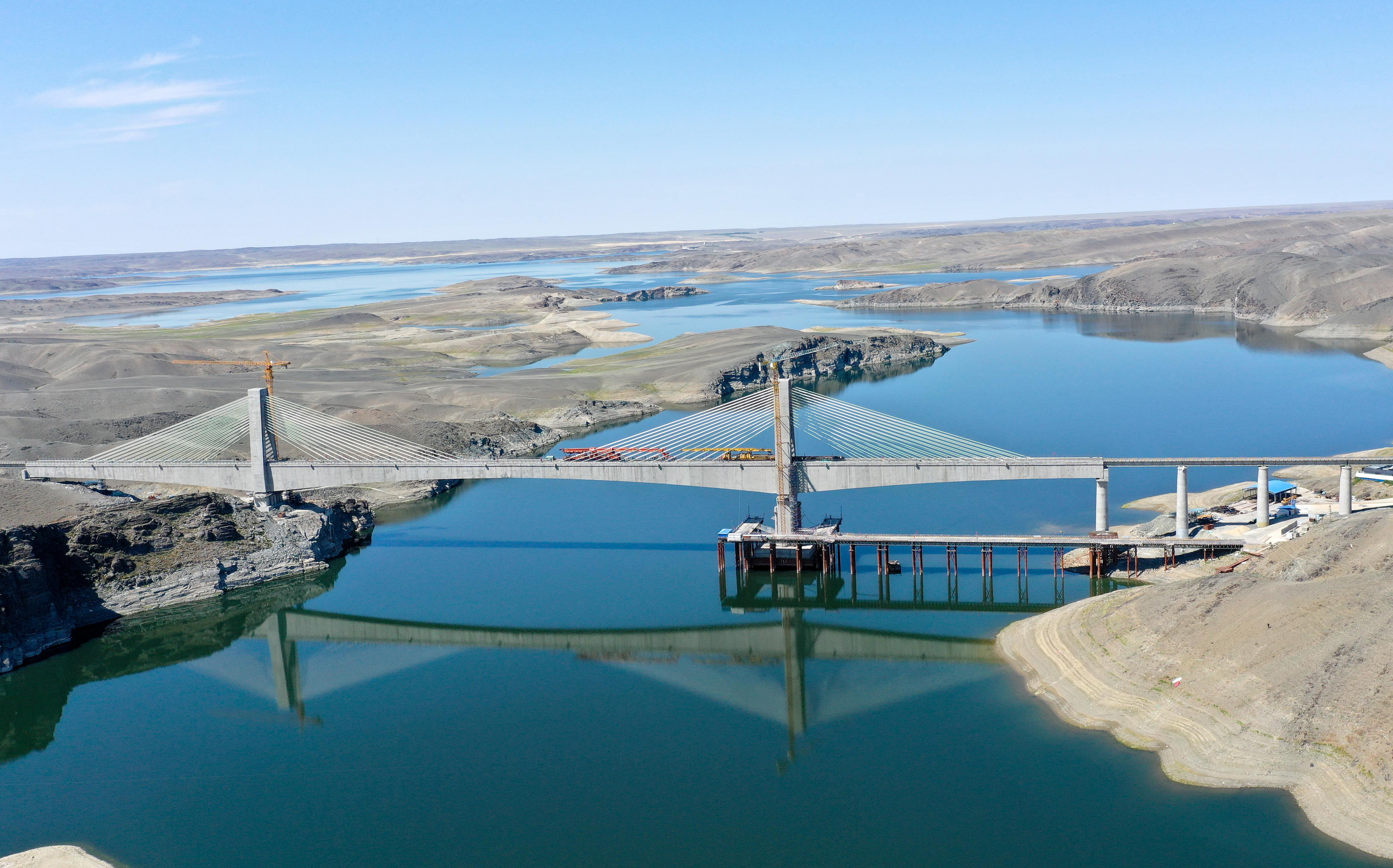 阿富准铁路铺轨全线贯通 北疆铁路环线正式形成(1)