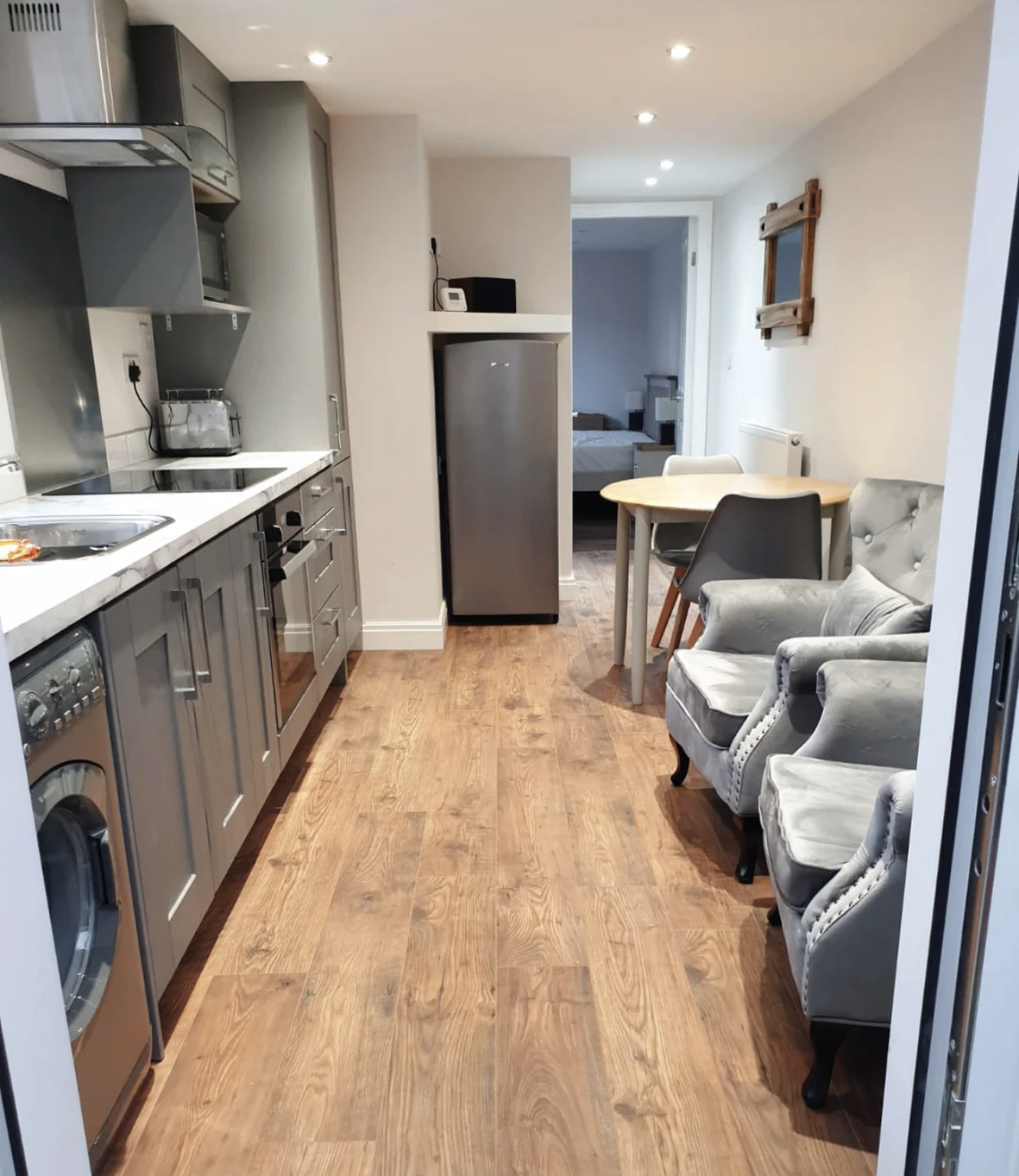 她把30㎡车库,改造成一室一厅,效果太高级了,给大家看看