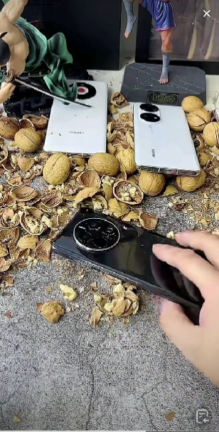 華為mate50崑崙玻璃和iphone14超瓷晶誰更強?砸機6次後,驚呆了