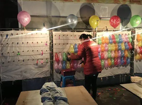 回顾:老太摆摊打气球被判3年,老太:真有罪,请用我的枪打死我