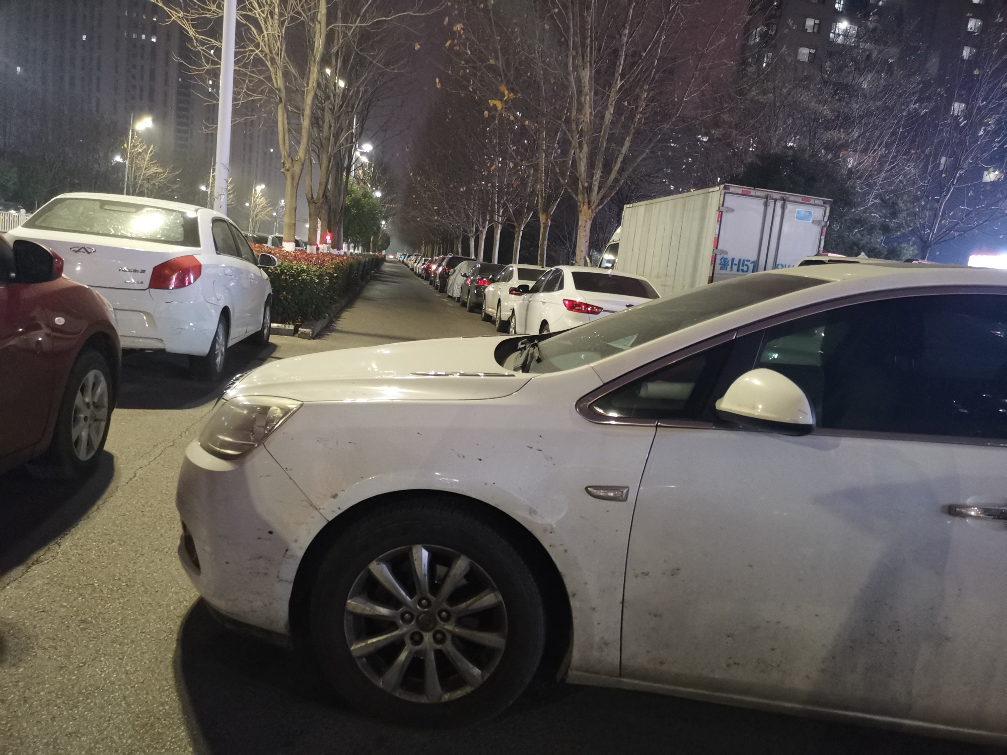 玖玺小区皇后大道路口每天晚上停的车都堵着路