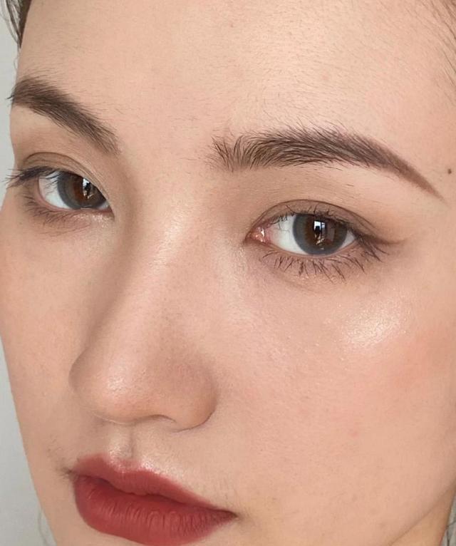 建议女生外出最好化淡妆,跟化妆师学正确的化妆顺序,美丽又减龄