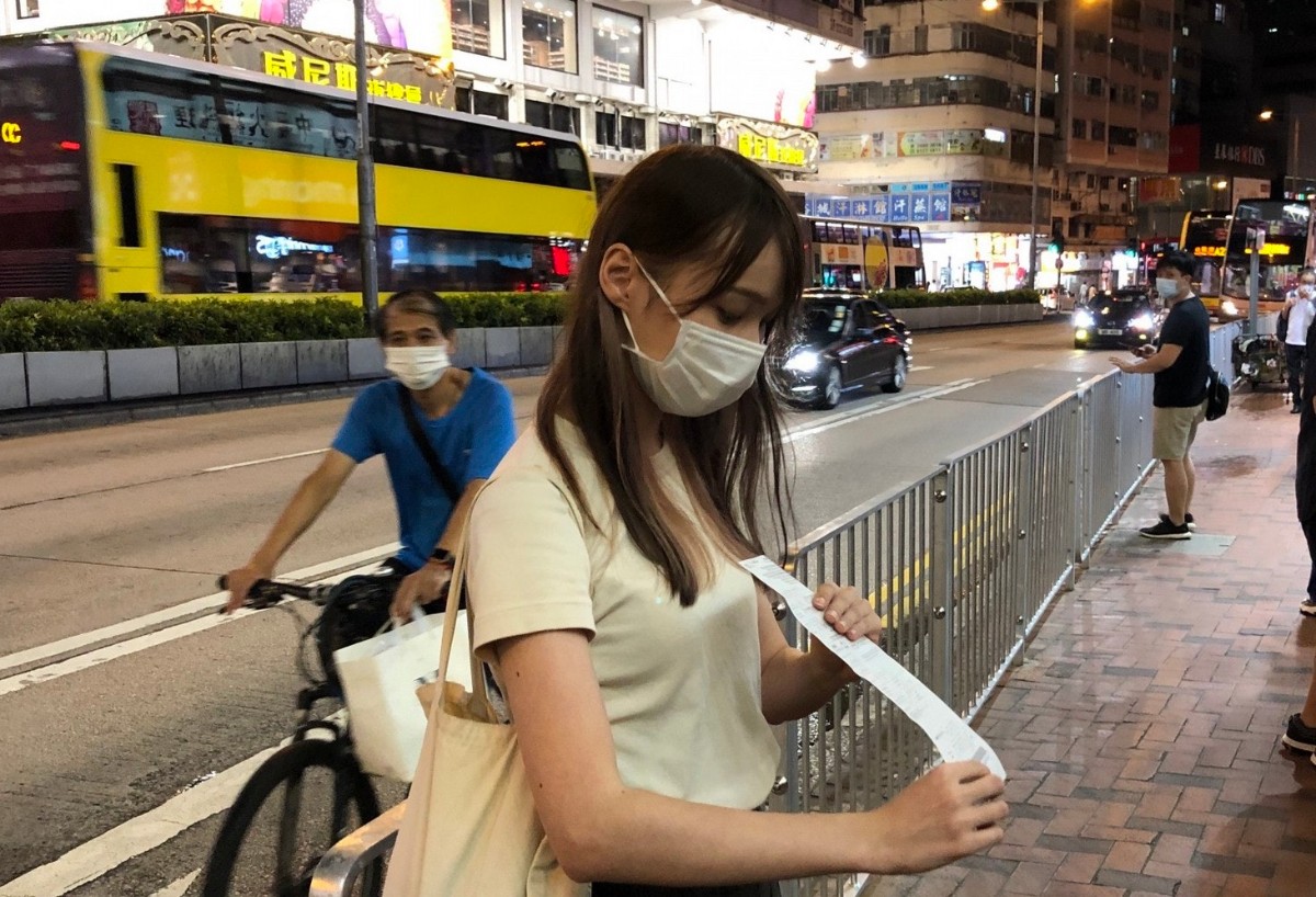 不思悔改!乱港分子周庭违反"限聚令"被开罚单