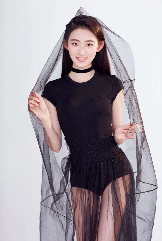 杨雨潼走红后愈发大胆,黑纱裙薄到像没穿,大方秀腿太迷人