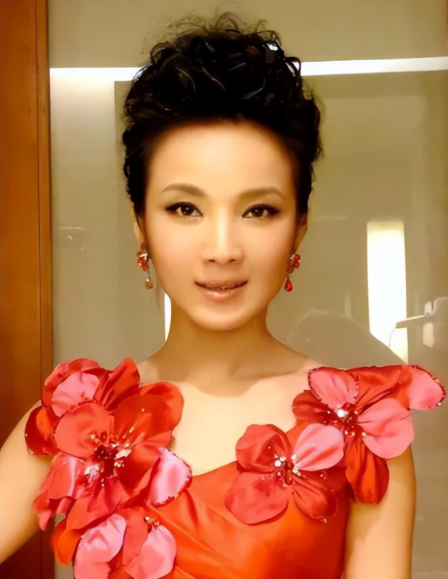 央视主持管彤:当红时嫁平凡丈夫,42岁高龄产子,风光背后有泪水