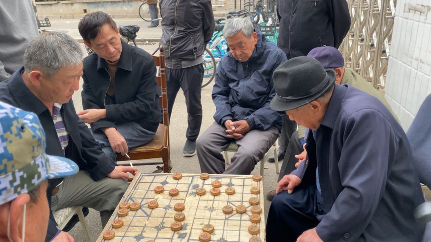 老人每月2000养老金,晚年却过得幸福又舒心,只因他做了这4件事