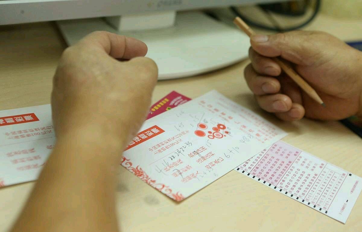 纪实:男子做梦梦到中奖号码,醒来疯狂买彩票,18年后沦落睡桥洞